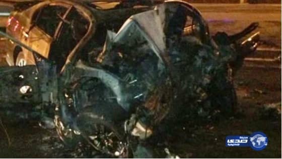 مصرع فتاة بعد اصطدام سيارتها بسور نادي الشباب بالرياض ( صور )