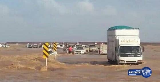 مدني حائل ينقذ مواطن احتجزته الأمطار داخل سيارته