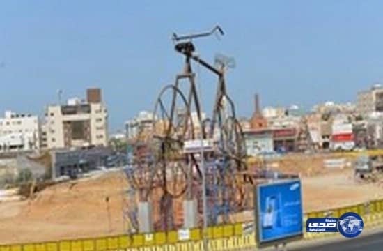 مجسم الدراجة يغادر موقعه إلى شرق الجسر الجديد