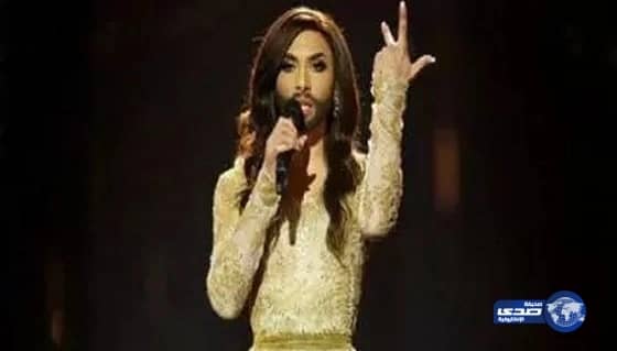 رجال روس يحلقون ذقونهم اعتراضا على فوز نمساوي متحول في مسابقة  