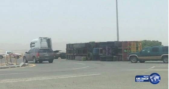 انقلاب شاحنة أعلاف جنوب رنية يغلق طريق بيشة – وادي الدواسر