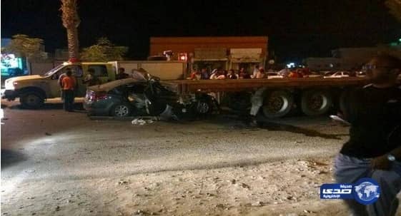 شاحنة تسحب سيارة عشريني 20 متراً بعد تصادم وتضعه في خطر