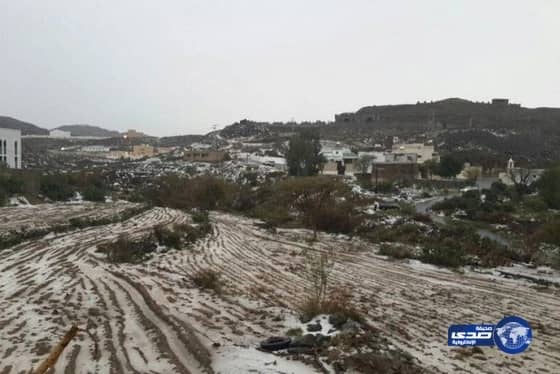 عسير تشهد أمطاراً متفرقة والبرد يغطي جبال أبها