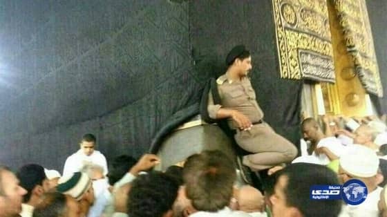 قائد أمن الحرم يكشف ملابسات استناد شرطي بـ"حذائه" إلى جدار الكعبة 