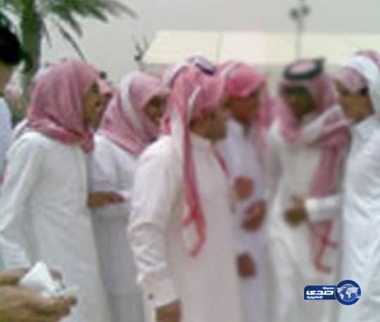  10 طلاب يعتدون على معلمهم بـ "العصي" في المجمعة