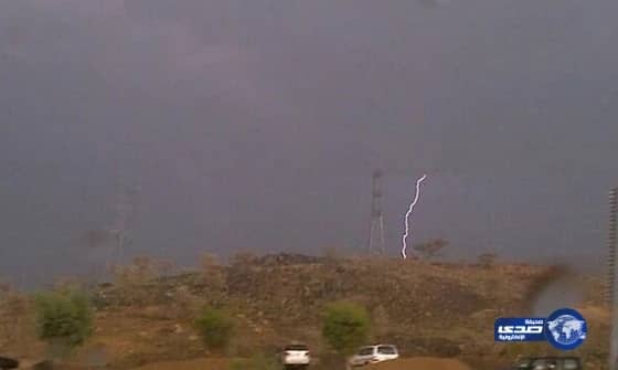 هطول أمطار على محافظة الطائف (صور)