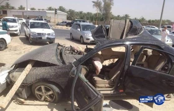  صهريج مياه تتجاوز الإشارة الحمراء بالأحساء وتصدم سيارة (صور)