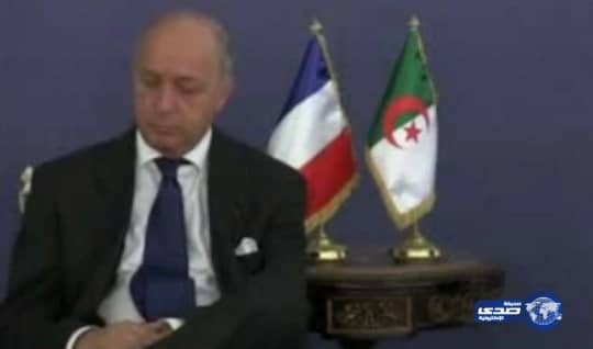 بالفيديو.. وزير الخارجية الفرنسي "ينام" في اجتماع مع مسؤولين جزائريين