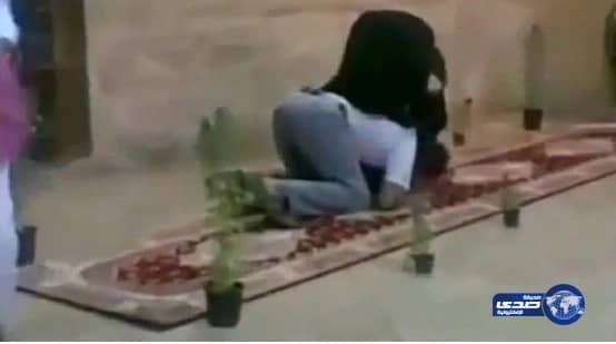 شركة حلويات شهيرة تكافئ موظفها اليمني بعد أن قبّل قدم أمه