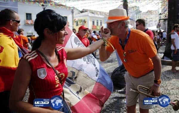  مشجع هولندي يعيش لحظات "رومانسية" مع فتاة اسبانية في وقت العالم يراقب اللقاء التاريخي