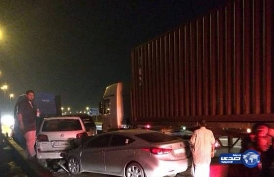 بالصور:شاحنة تصدم ثلاث مركبات على طريق خريص