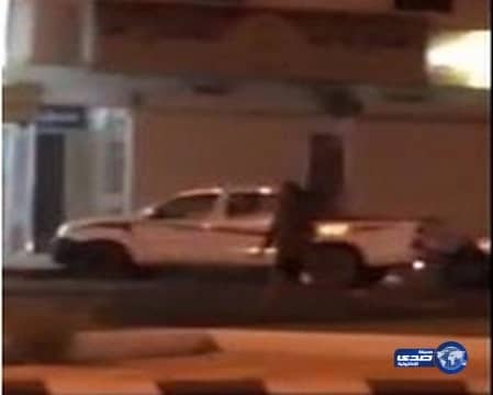 بالفيديو .. مقيم مصري يثير الفوضى في طريق الجمش أثناء صلاة التراويح