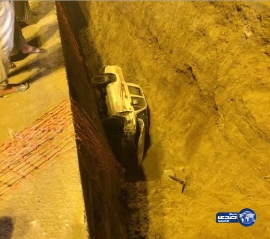  إصابة 3 إثر سقوط سيارة داخل حفرة مشروع صرف صحي بالمجاردة