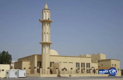 أحد مساجد الأحساء يؤخر صلاة الظهر إلى قرب موعد العصر عملاً بـ"الإبراد"