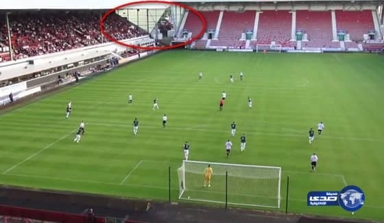 بالفيديو.. لاعب يشتت الكرة فيصيب طائرا فوق الملعب