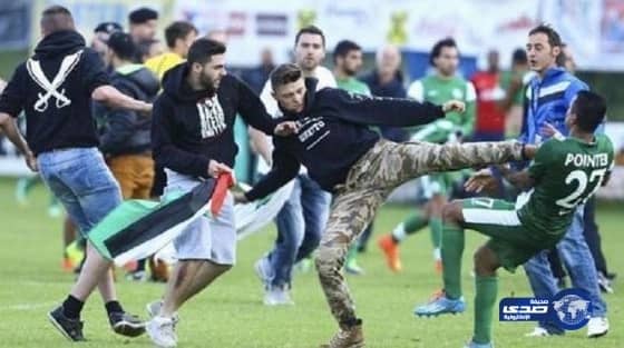 بالفيديو:مشجعون داعمون لفلسطين يهاجمون لاعبي مكابي حيفا الإسرائيلي