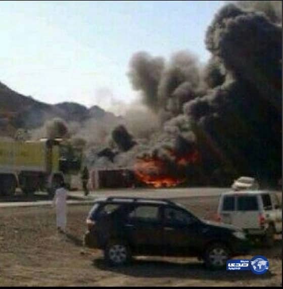 مدني المدينة يباشر حادث انقلاب ناقلة بنزين طريق الدائري الثالث‎