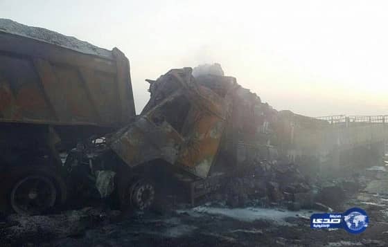 تفحم سائق جراء حادث تصادم بين شاحنتين في الأحساء