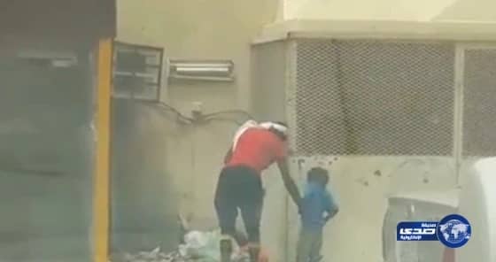 بالفيديو.. أفريقي بجازان يستغل أطفالاً في التسول لدى الإشارات