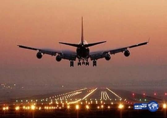 مسافر غاضب يكسر زجاج الطائرة 