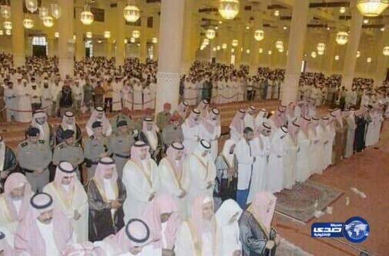  أمير منطقة الرياض يؤدي صلاة الميت على الأمير سلطان بن تركي الكبير