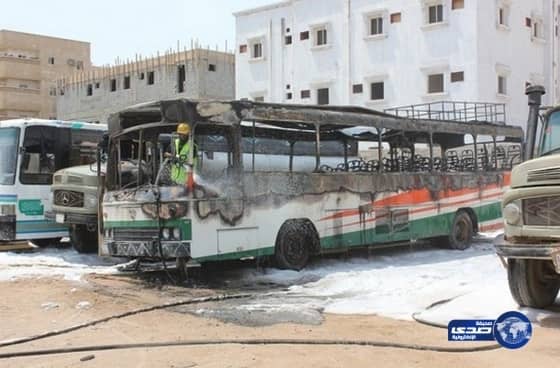 مدني ينبع يباشر حريقاً هائل بـ  حافلة متوقفه