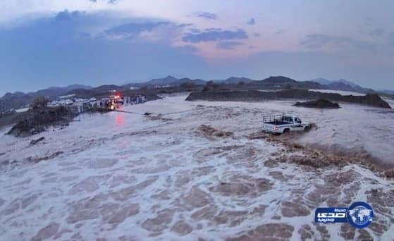 بالفيديو:سيول في الباحة تجرف وانيت به شابان