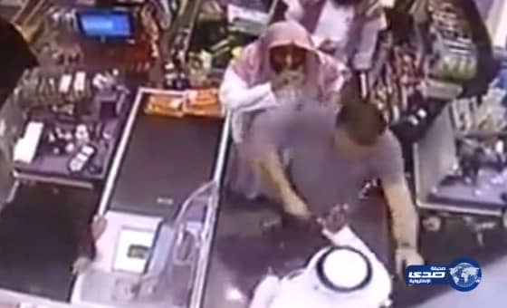 مقطع فيديو جديد لمشاجرة البريطاني و"فرقة الهيئة" من كاميرات المراقبة