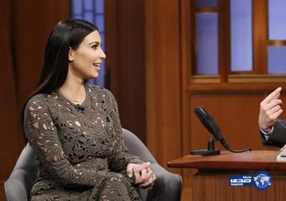 كيم كارديشان تتعرض لموقف محرج أثناء تسلمها جائزة  "إمرأة العام"