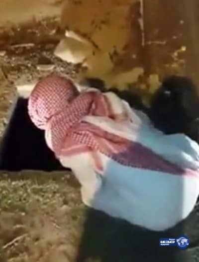 مسن يواسي ناقته الساقطة في بئر: "عويشة وشلون سقطتي" (فيديو)