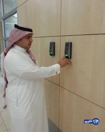 أمانة عسير تطبق البصمة الالكترونية على موظفيها‎