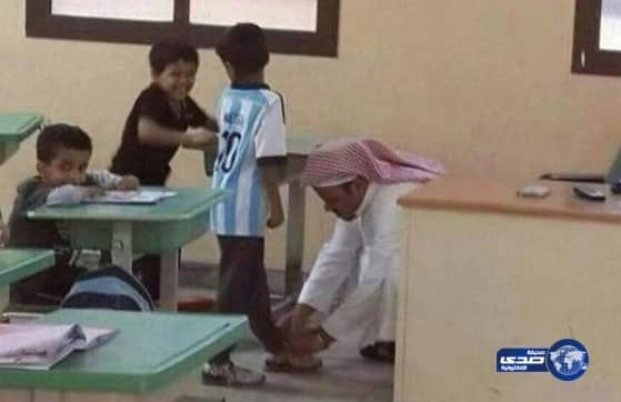 المطالبة بتكريم معلم ربط حذاء طالب
