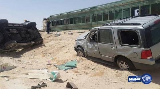  انقلاب ناقلة سيارات وتحطم “5” سيارات على متنها