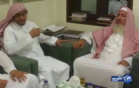 الشيخ صالح المغامسي يخلع "البشت" ويمسك بيد"المفتي" احتراماً وتقديراً لسماحته (صور)