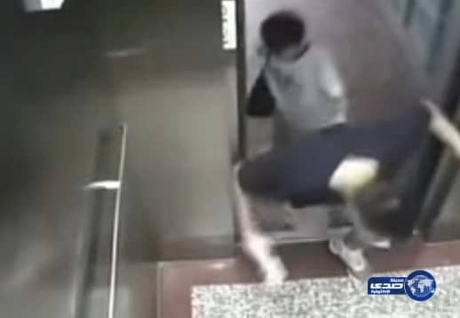 بالفيديو: لحظة مقتل طالب وقع عليه المصعد