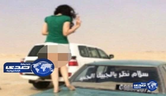 فتاة شبه عارية ترقص في (البَر)