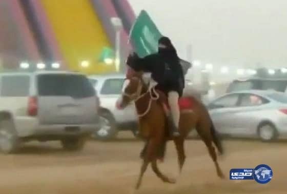 فارسة الثمامة في اليوم الوطني‬ تثير رواد توتير (فيديو)