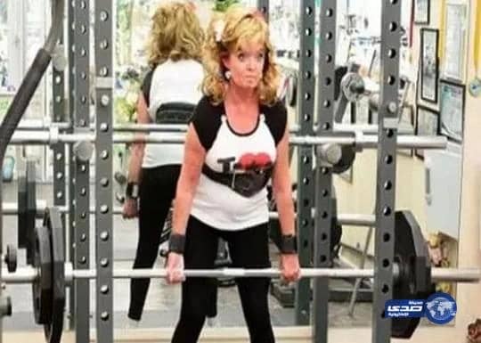 سبعينية تحترف رفع الأثقال وتكسر ارقام قياسية