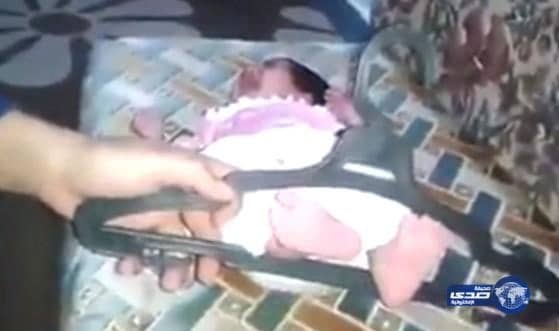 بالفيديو: اَبَوَيْن  يضربان "طفل رضيع" على قدمية على طريقة الفلكة   