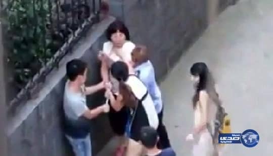 بالفيديو:مشاجرة بـ"الشبشب" بين صينية وعشيقة زوجها