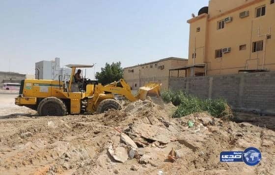 بلدية العيون تتجاوب مع ما نشرته "صدى"فجر اليوم وتردم مستنقع حي السلطانية