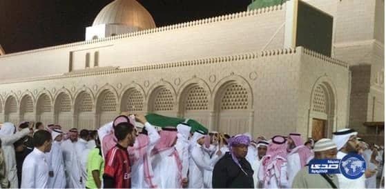 دفن جثمان القاضي في بقيع "الغرقد" (صور)