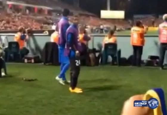 بالفيديو:مشجع نصراوي حضر لقاء "الهلال وسدني"لأستفزاز لاعبين الزعيم