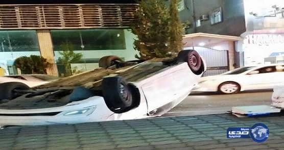 انقلاب سيارة يشل حركة مرور الشارع العام بخميس مشيط