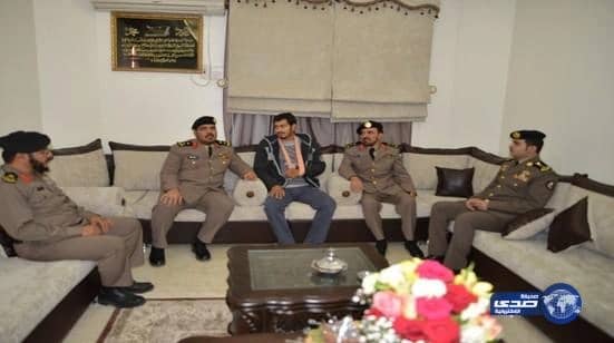 اللواء الطالب يزور الجنديين المصابين بحادث القصيم