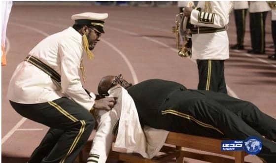 حالة إغماء لأحد أفراد الفرقة الموسيقية في مباراة الإمارات وعمان 