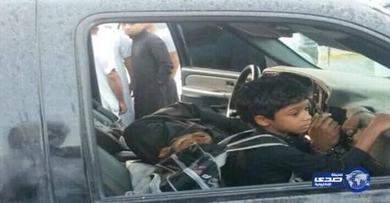 رجل يكبل نفسة من اجل الحصول مساعدة مالية