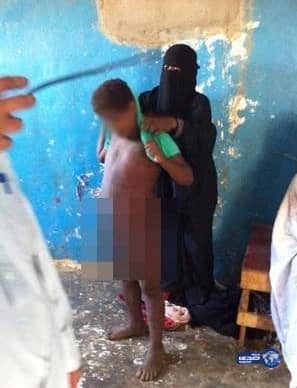  تجرُّد طفل من كامل ملابسه بالطريق يكشف معاناته وأسرته من أوضاع بائسة 