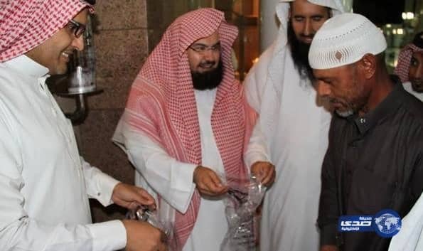 بالصور:الشيخ عبدالرحمن السديس يوزع أكياس الأحذية على المصلين بالمسجد النبوي