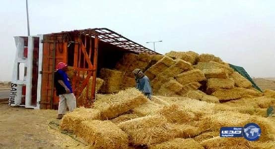 شاحنة أعلاف تغلق طريق “الرياض – الباحة”